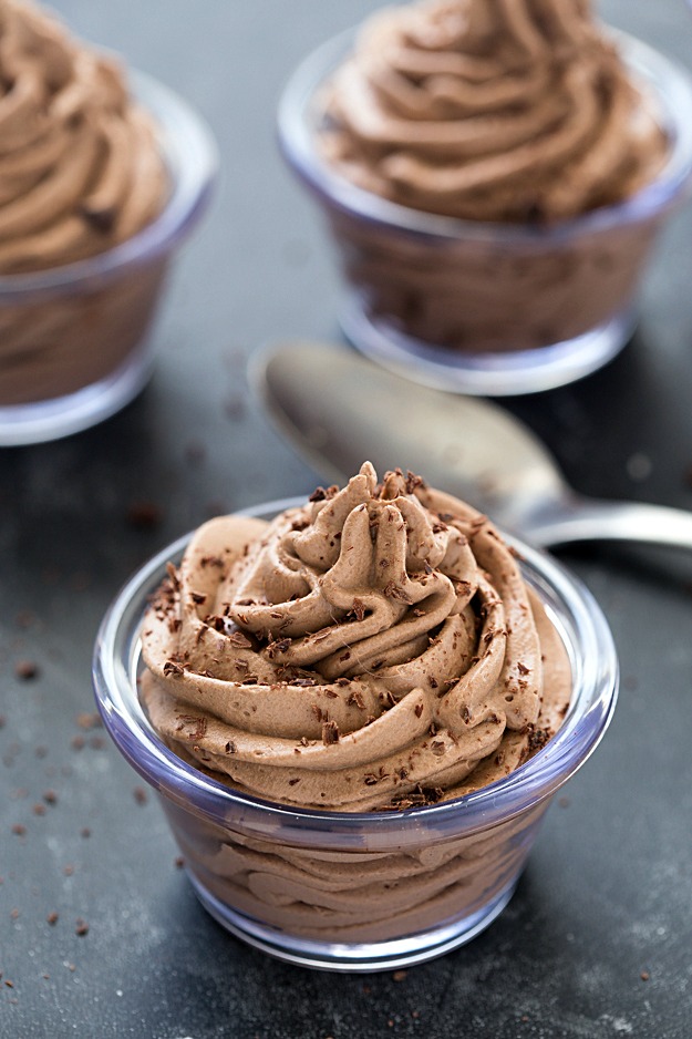 Secret Ingredient Easy Chocolate Mousse Recipe (Low Carb, Keto) - Create your incredible and incredibly smooth chocolate mousse! The secret ingredient creates a whipped mousse that's secretly healthy. I bet you will not even be able to guess the secret ingredient!
