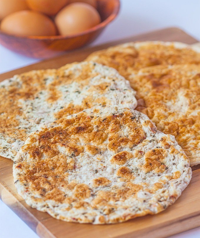 3 Ingredient Paleo Flatbread- A super simple, high protein and low carb 'flatbread' which is perfect for using as a sandwich wrap, pizza base or even as it is! #paleo #glutenfree #lowcarb #lowcalorie- thebigmansworld.com