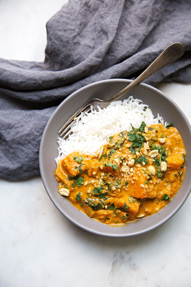 Creamy Thai Butternut Squash Red Curry - a quick weeknight dinner recipe that's loaded with tender butternut squash and fresh baby spinach. So warm and comforting! #redcurry #butternutsquashcurry #thairedcurry | LIttlespicejar.com
