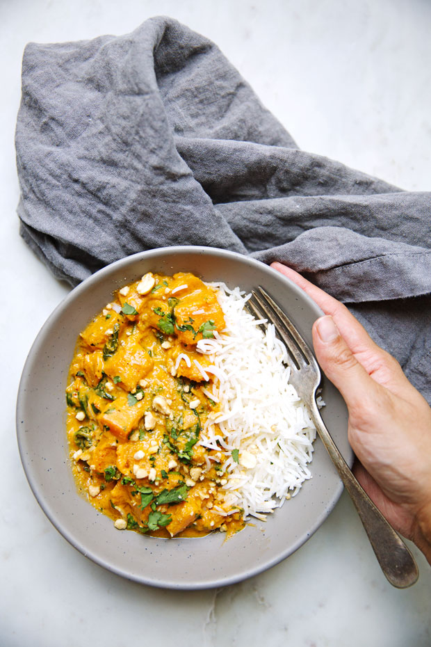 Creamy Thai Butternut Squash Red Curry - a quick weeknight dinner recipe that's loaded with tender butternut squash and fresh baby spinach. So warm and comforting! #redcurry #butternutsquashcurry #thairedcurry | LIttlespicejar.com